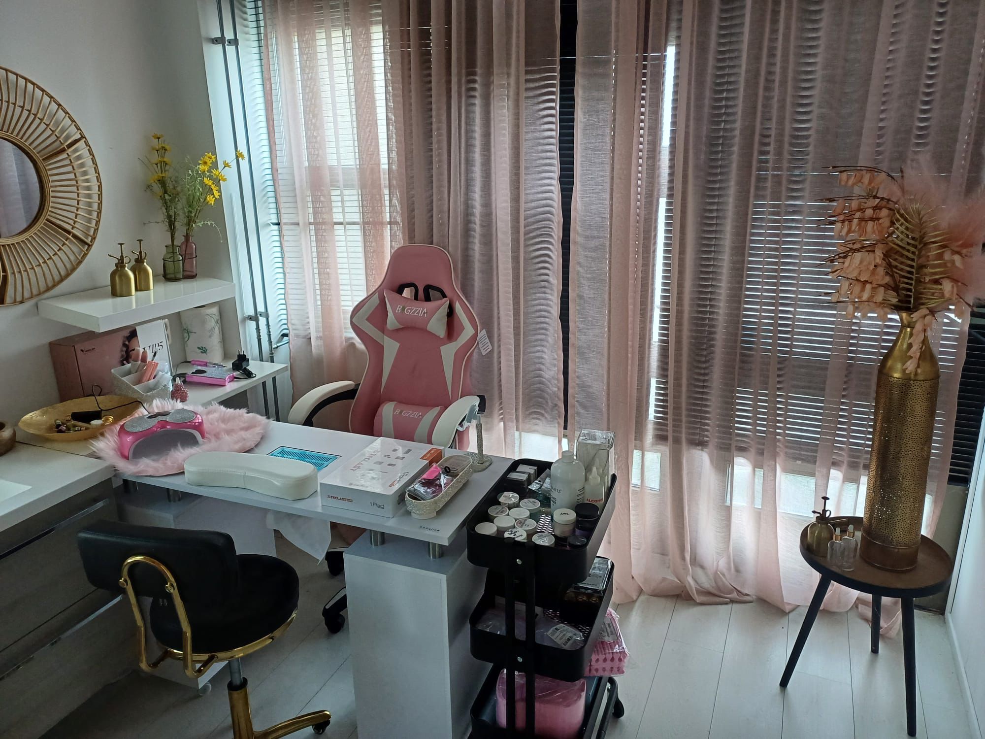 Fina Nails salon detail